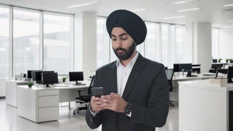 Ernsthafter-Indischer-Sikh-Geschäftsmann,-Der-Jemandem-Eine-SMS-Schreibt