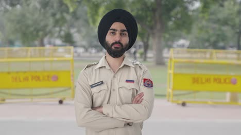 Indischer-Sikh-Polizist,-Der-Jemanden-Ansieht