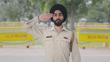 Stolzer-Indischer-Sikh-Polizist-Salutiert