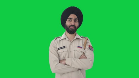 Fröhlicher-Indischer-Sikh-Polizist-Steht-Auf-Grünem-Bildschirm