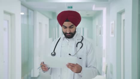Glücklicher-Indischer-Sikh-Arzt,-Der-Medizinische-Berichte-überprüft