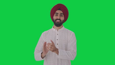 Fröhlicher-Sikh-Indianer,-Der-Klatscht-Und-Den-Grünen-Bildschirm-Schätzt