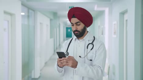 Ernsthafter-Indischer-Sikh-Arzt,-Der-Jemandem-Eine-Nachricht-Sendet