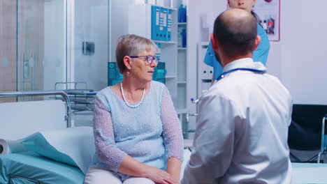 Krankenschwester-Bringt-Röntgenergebnisse
