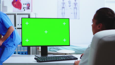 Arzt-Arbeitet-Am-Computer-Mit-Grünem-Bildschirm
