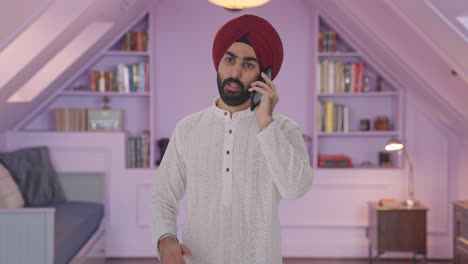 Wütender-Sikh-Indianer-Schreit-Am-Telefon