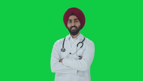 Fröhlicher-Indischer-Sikh-Arzt,-Der-Stethoskop-Auf-Die-Schultern-Legt,-Grüner-Bildschirm