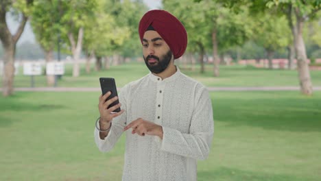 Hombre-Indio-Sikh-Hablando-Por-Videollamada-En-El-Parque