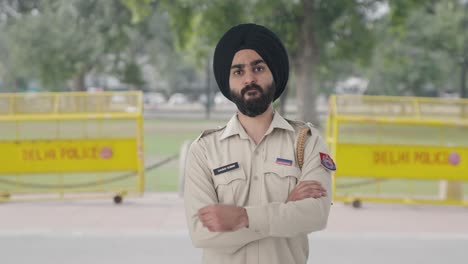 Wütender-Indischer-Sikh-Polizist,-Der-Jemanden-Ansieht