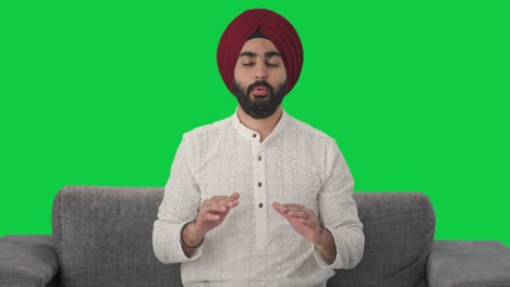 Hombre-Indio-Sikh-Haciendo-Yoga-Pantalla-Verde