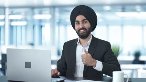 Glücklicher-Indischer-Sikh-Geschäftsmann,-Der-Daumen-Nach-Oben-Zeigt