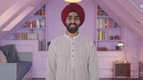 Glücklicher-Sikh-Indianer,-Der-In-Die-Kamera-Lächelt