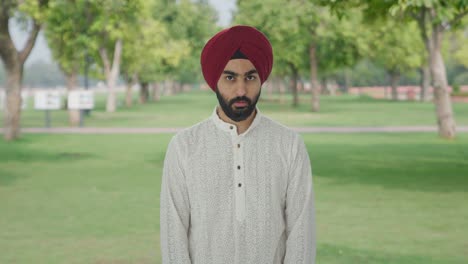 Schuldiger-Sikh-Indianer-Versteckt-Sein-Gesicht-Im-Park