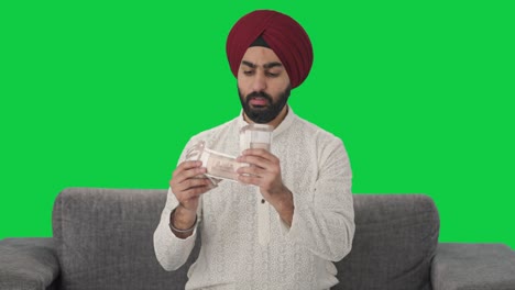 Sikh-Indischer-Mann-Zählt-Geld,-Grüner-Bildschirm