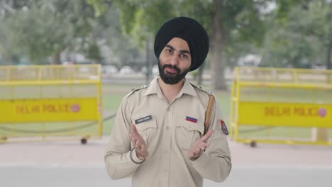 Glücklicher-Indischer-Sikh-Polizist,-Der-Namaste-Macht