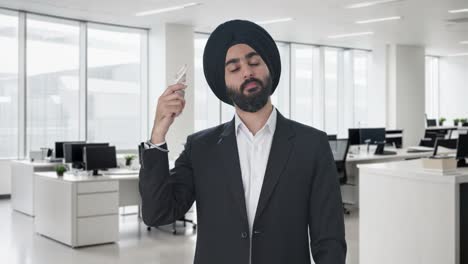 Empresario-Indio-Sikh-Egoísta-Usando-Dinero-Como-Fan