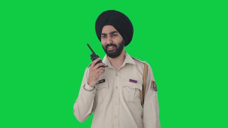 Fröhlicher-Indischer-Sikh-Polizist,-Der-Im-Radio-Auf-Grünem-Bildschirm-Spricht