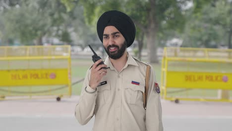 Glücklicher-Indischer-Sikh-Polizist,-Der-Im-Radio-Spricht