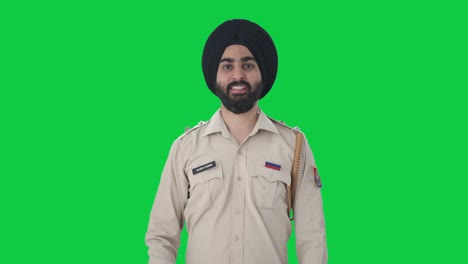 Fröhlicher-Indischer-Sikh-Polizist-Zeigt-Daumen-Nach-Oben-Auf-Grünem-Bildschirm