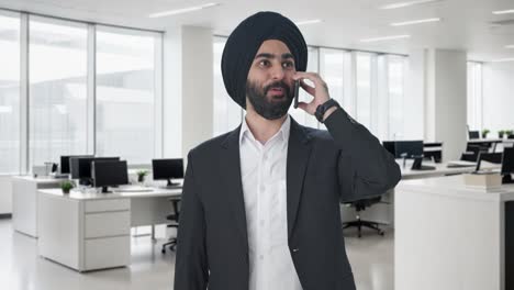 Glücklicher-Indischer-Sikh-Geschäftsmann,-Der-Auf-Abruf-Spricht
