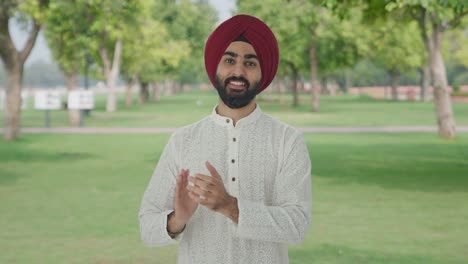 Fröhlicher-Sikh-Indianer-Klatscht-Und-Wertschätzt-Im-Park