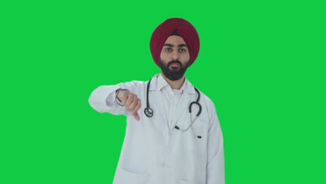 Médico-Indio-Sij-Decepcionado-Mostrando-Los-Pulgares-Hacia-Abajo-En-La-Pantalla-Verde