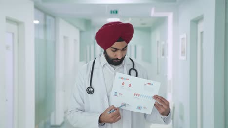 Médico-Indio-Sikh-Explicando-Informes-Médicos-Al-Paciente