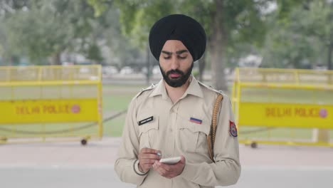 Sikh-Indischer-Polizist-Schreibt-Tanne