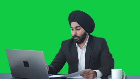 Schläfriger-Sikh-indischer-Geschäftsmann,-Der-Am-Grünen-Bildschirm-Des-Laptops-Arbeitet