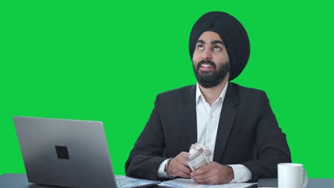 Fröhlicher-Indischer-Sikh-Geschäftsmann,-Der-Geld-Zählt,-Grüner-Bildschirm