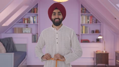 Glücklicher-Sikh-Indianer,-Der-Die-Taille-Mit-Zollband-Misst