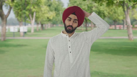 Verwirrter-Sikh-Indianer-Denkt-Im-Park-Nach