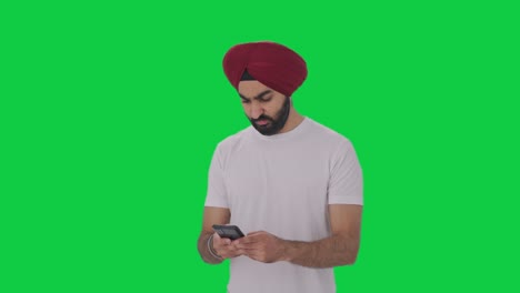 Hombre-Indio-Sikh-Enojado-Enviando-Mensajes-De-Texto-A-Alguien-Con-Pantalla-Verde
