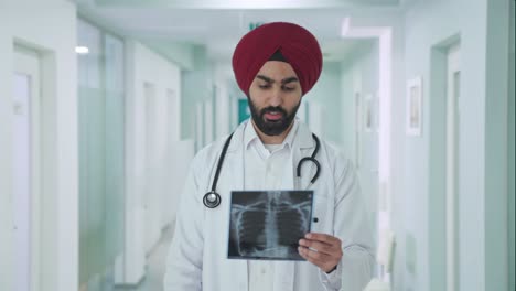 Seriöser-Indischer-Sikh-Arzt,-Der-Den-Röntgenbericht-überprüft