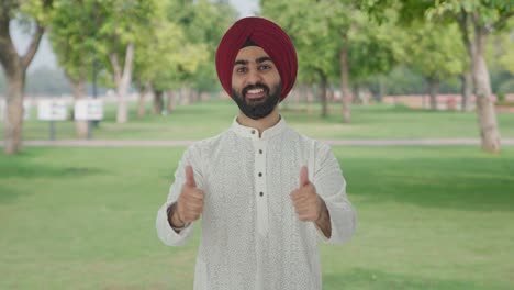 Glücklicher-Sikh-Indianer,-Der-Im-Park-Daumen-Nach-Oben-Zeigt