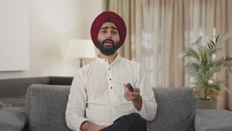 Müder-Und-Schläfriger-Sikh-Indianer-Vor-Dem-Fernseher