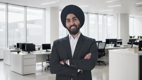 Glücklicher-Indischer-Sikh-Geschäftsmann,-Der-Mit-Gekreuzten-Händen-Steht