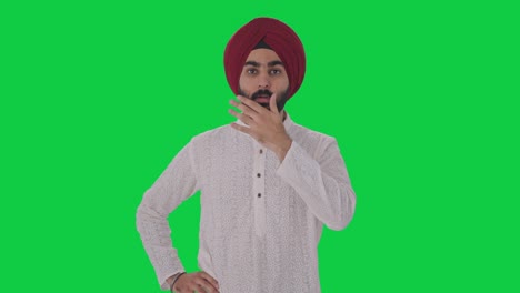 Verärgerter-Sikh-Indianer,-Der-Eine-Schockierende-Nachricht-Auf-Dem-Grünen-Bildschirm-Erhält