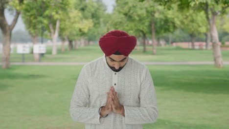 Religiöser-Sikh-Indianer,-Der-Im-Park-Zu-Gott-Betet