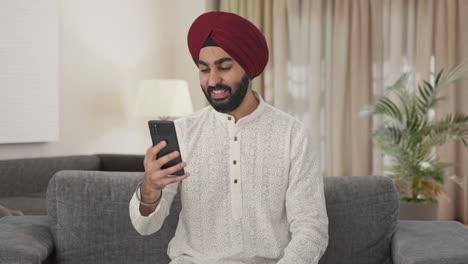 Glücklicher-Sikh-Indianer,-Der-Per-Videoanruf-Spricht