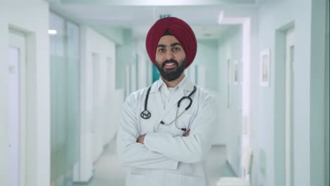 Glücklicher-Indischer-Sikh-Arzt,-Der-Stethoskop-Auf-Schultern-Legt