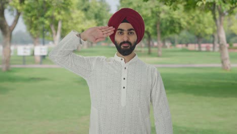 Orgulloso-Hombre-Indio-Sikh-Saludando-En-El-Parque