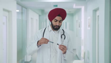 Médico-Indio-Sikh-Llenando-Una-Inyección
