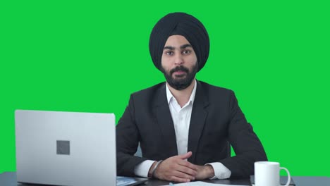 Glücklicher-Indischer-Sikh-Geschäftsmann,-Der-„Hallo“-Auf-Grünem-Bildschirm-Sagt