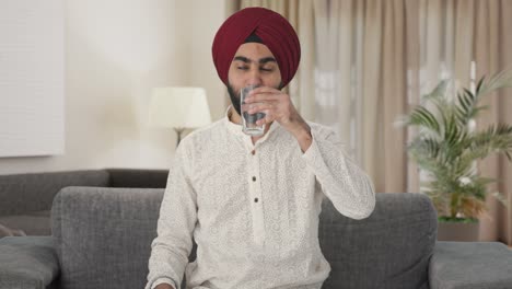 Glücklicher-Sikh-Indianer,-Der-Medikamente-Einnimmt