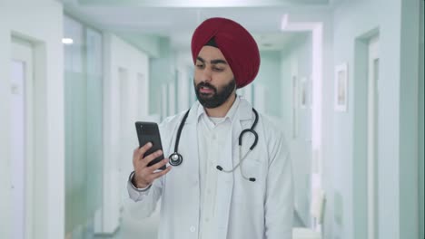 Un-Médico-Indio-Sikh-Serio-Hablando-Por-Videollamada