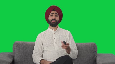 Müder-Und-Schläfriger-Sikh-Indianer,-Der-Fernsieht,-Grünen-Bildschirm