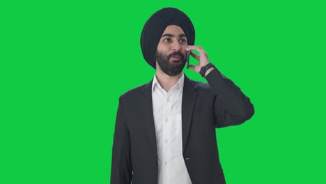 Fröhlicher-Indischer-Sikh-Geschäftsmann,-Der-Auf-Grünem-Bildschirm-Spricht