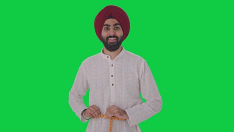 Feliz-Hombre-Indio-Sikh-Midiendo-La-Cintura-Usando-Pantalla-Verde-De-Cinta-De-Pulgada