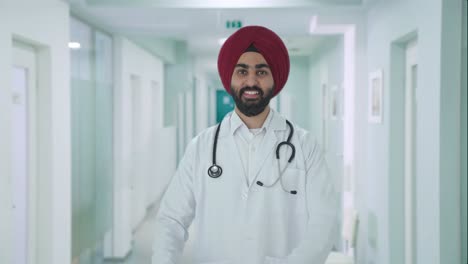 Glücklicher-Indischer-Sikh-Arzt,-Der-Ein-Herzzeichen-Zeigt